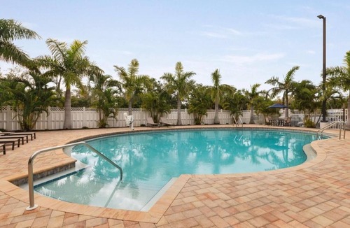 Sarasota Hotel | 3 Comfortable Rooms Perfect for Beach Getaways – Free Shuttle & Breakfast
