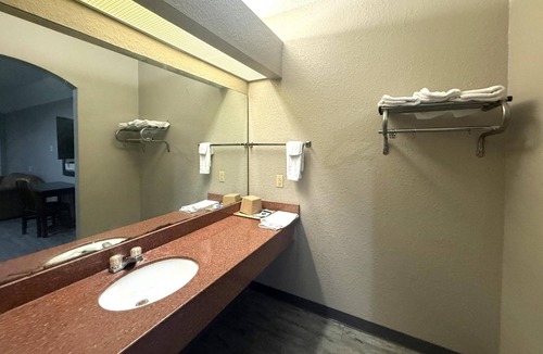 Greater Greenspoint Hotel | 3 Contemporary Rooms | Free Breakfast and Parking | Thorne Stadium - 1.5 miles