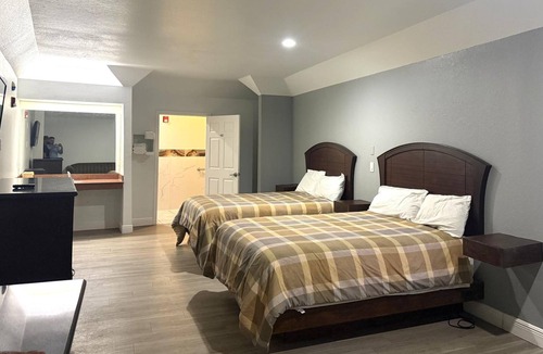 Greater Greenspoint Hotel | 3 Contemporary Rooms | Free Breakfast and Parking | Thorne Stadium - 1.5 miles
