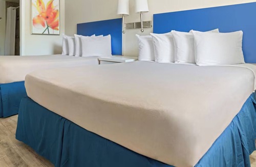 Florida Center Hotel | 3 Convenient Rooms w/2 Queens & Free Parking - Ideal for Theme Park Visitors