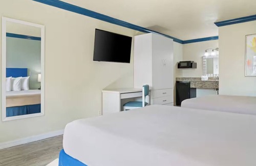 Florida Center Hotel | 3 Convenient Rooms w/2 Queens & Free Parking - Ideal for Theme Park Visitors