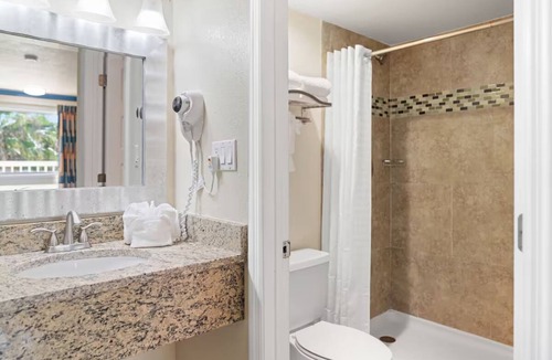 Florida Center Hotel | 3 Convenient Rooms w/2 Queens & Free Parking - Ideal for Theme Park Visitors