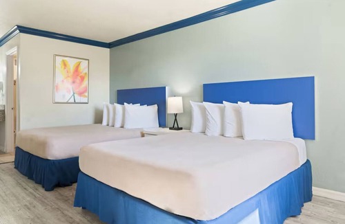 Florida Center Hotel | 3 Convenient Rooms w/2 Queens & Free Parking - Ideal for Theme Park Visitors
