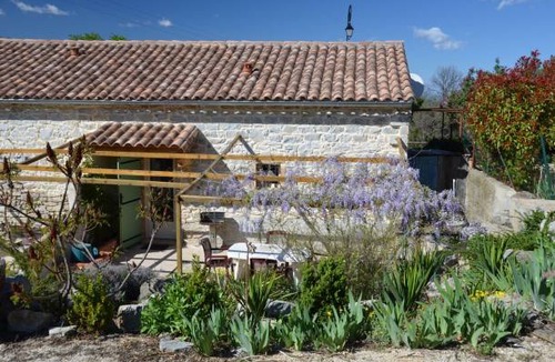 Courry House | 3 cottages around a swimming pool in a small village.