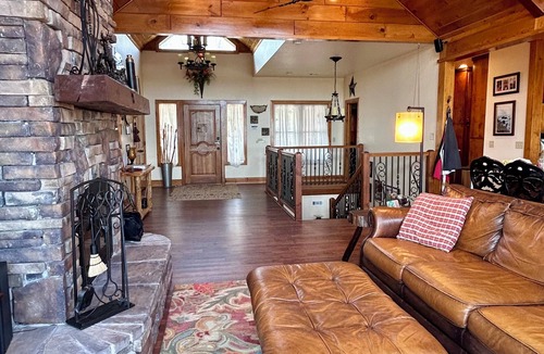 Longtown Cabin | 3-Decks-Lakeside w/quiet cove, Firepit, Dock, Kayaks, Paddleboards. Pet Friendly