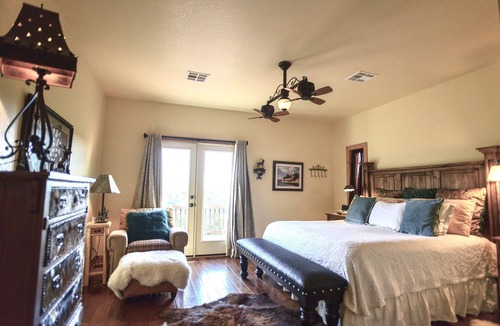 Longtown Cabin | 3-Decks-Lakeside w/quiet cove, Firepit, Dock, Kayaks, Paddleboards. Pet Friendly