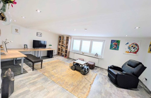 Hirschaid Apartment | 3 Exclusive Modern Art Rooms in The High Gallery Hirschaid