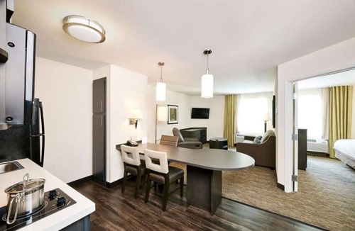 Brentwood House | 3 Family-friendly Accommodations with Full Kitchens, Pets Allowed!