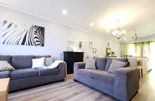 Brossard House | 3 free parking,15 mins to old Montreal port(Pet Friendly)