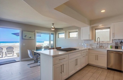Mission Beach House | 3 Full Floors across 40' of Ocean Frontage *Hot Tub*