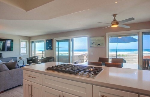 Mission Beach House | 3 Full Floors across 40' of Ocean Frontage *Hot Tub*