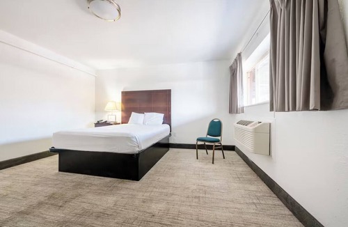 Hollywood District Hotel | 3 Functional Studios with Essentials Near Restaurants & Parks