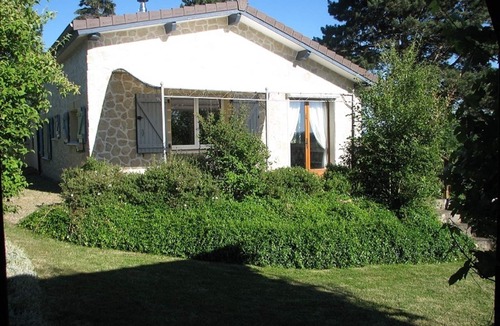 Servant Cottage | 3 * gîte in the countryside of the Sioule valley with a view of the Auvergne volcanoes
