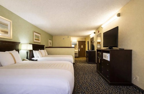 Devils Lake Hotel | 3 Group-Friendly Stay Near Devils Lake Regional Airport | Free Parking & Bfast