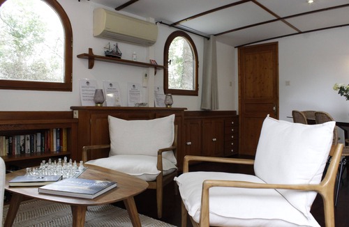Villepinte Boat Rental | 3 guest cabins in a real luxury barge