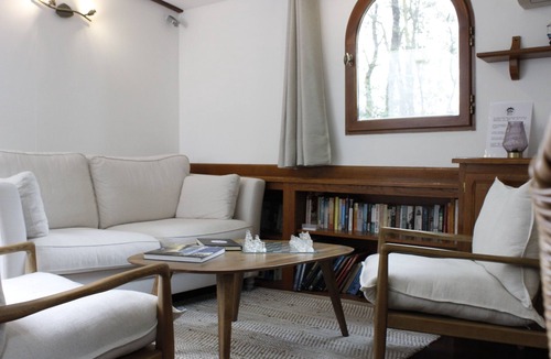 Villepinte Boat Rental | 3 guest cabins in a real luxury barge