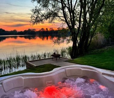 Frognall House | 3 Hazelwood lakeside hideaway