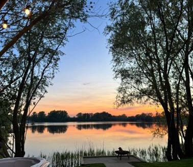 Frognall House | 3 Hazelwood lakeside hideaway