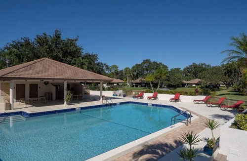 Hunt Club Hotel | 3 Inviting Golfside Rooms Near Beautiful Beaches and Dining