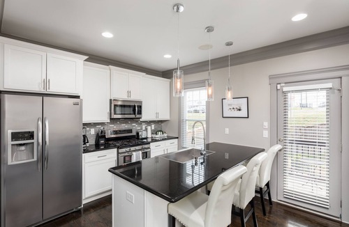 Edgehill House | 3 King Bedrooms each with private bath, Beautiful Townhouse Minutes to Downtown