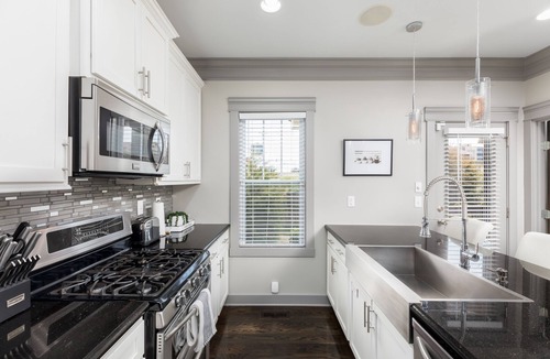 Edgehill House | 3 King Bedrooms each with private bath, Beautiful Townhouse Minutes to Downtown