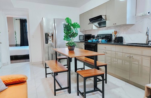 Center City Apartment | 3 King Beds/3 En-Suite Bathrooms/Ping-Pong