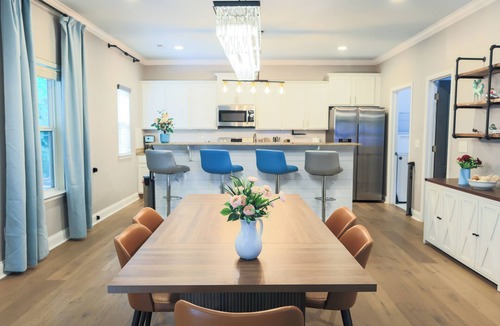 Wessex Square House | 3 King Beds -Game Room- Crib-Grill-Fenced Yard