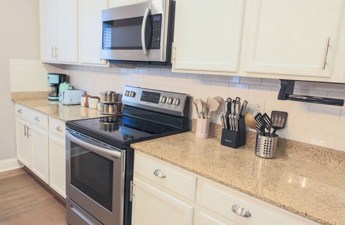 Wessex Square House | 3 King Beds -Game Room- Crib-Grill-Fenced Yard