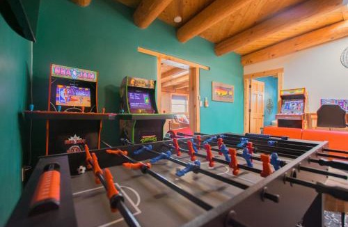 North Valley House | 3 King Beds Hot Tub Arcades 5 Baths