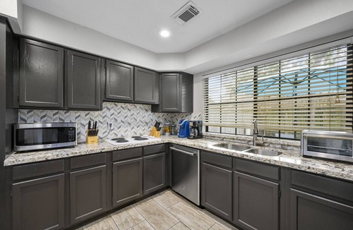 Barker House | 3 King Beds Single Story Home that Sleeps 6 with Pool Table 3BR & 2Bath