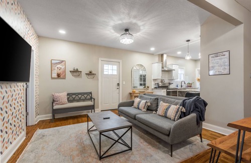 Columbus Park House | 3 KING Beds + Walk to River Market + Coffee
