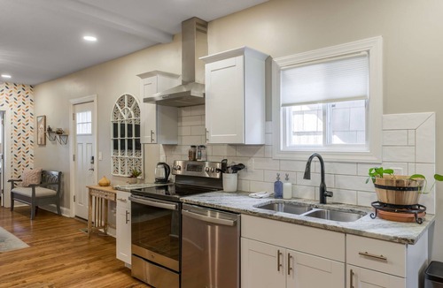 Columbus Park House | 3 KING Beds + Walk to River Market + Coffee