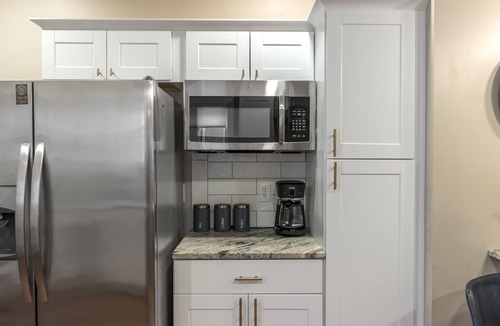 Columbus Park House | 3 KING Beds + Walk to River Market + Coffee
