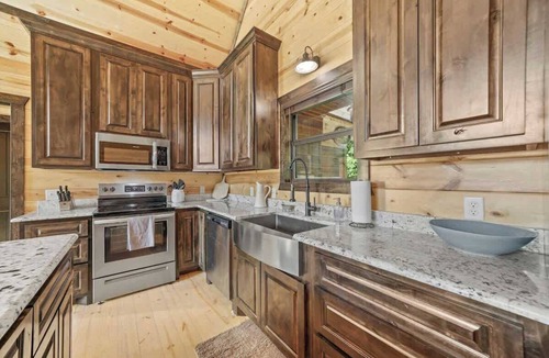 Hochatown Cabin | 3 King Suites, Hot Tub, Firepit, Playset, Dogs OK