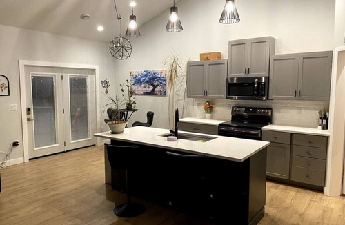 Superior House | 3 Large Bedrooms | Fireplace | Spacious