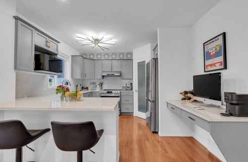 Richmond House | 3-level Residence - 8 min Downton