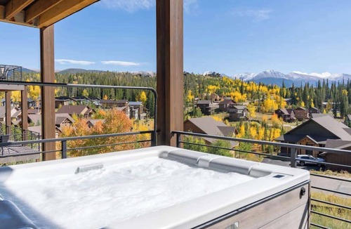 Rendezvous Ski Chalet | 3-Level Views | Hot Tub | Games