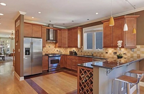 West Town House | 3-Levels.11Beds.Sleeps 20. 10min walk to Train. Rooftop+Spa Bath+Garage.