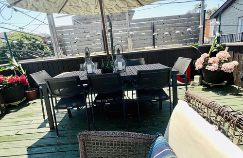 West Town House | 3-Levels.11Beds.Sleeps 20. 10min walk to Train. Rooftop+Spa Bath+Garage.