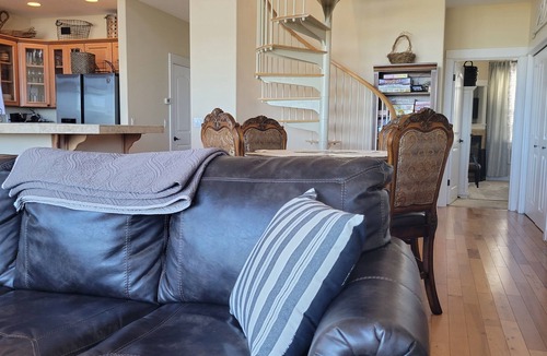 Oceanside Villa | 3 Master Suites, Spa, Pool table, Game room, views