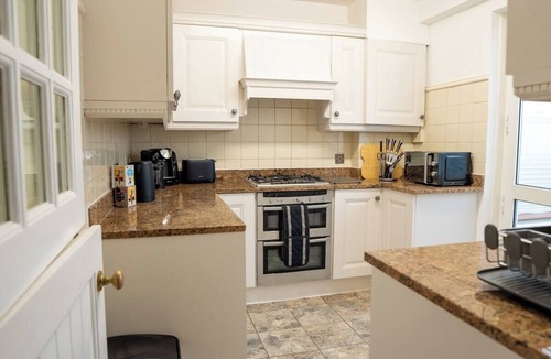 Downham Apartment | 3 Merlin Gardens Modern 2 Bed Bromley House