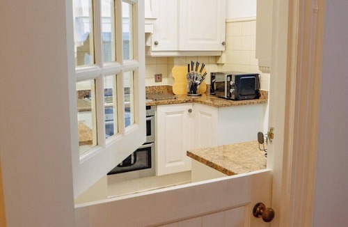 Downham Apartment | 3 Merlin Gardens Modern 2 Bed Bromley House