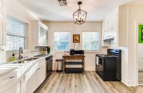 Austin Ave. House | 3 Mi to Baylor U: Home w/Shared Yard