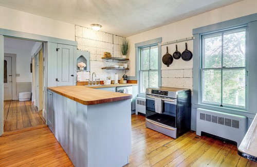 South Dennis Cottage | 3 Mi to Beach: Historic Farmhouse on Cape Cod!
