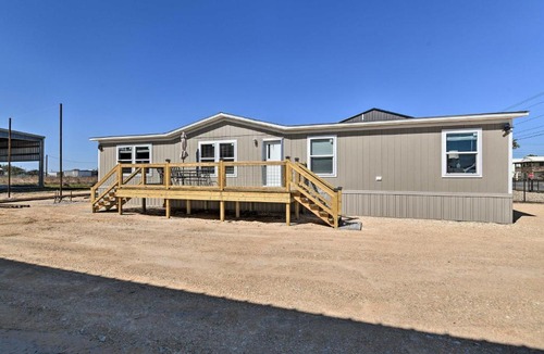 Port O Connor House | 3 Mi to Beach: Home w/Deck in Port O'Connor!