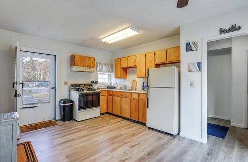 Saratoga Springs House | 3 Mi to Belmont Stakes! Pet-Friendly Home w/Patio