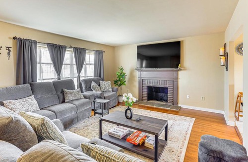 Sinking Spring House | 3 Mi to Berkshire Mall: Suburban Stay w/Yard!