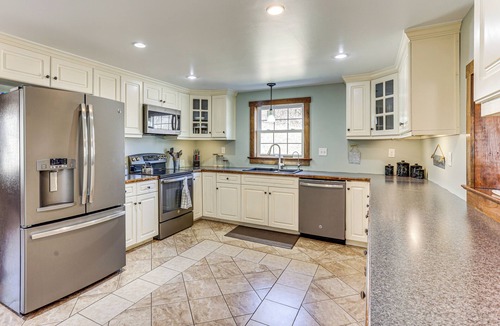 Bernville House | 3 Mi to Blue Marsh Lake: Spacious Home w/Deck