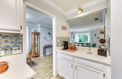 Sheffield Park House | 3 Mi to Bojangles Coliseum: Townhome w/Patio!