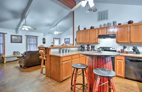 Broken Bow Cabin | 3 Mi to Broken Bow Lake: Cabin w/Hot Tub & Deck!